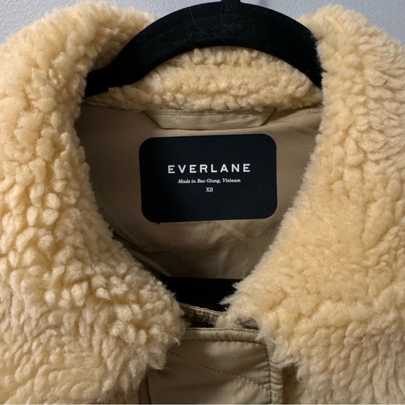 Everlane - The Quilted Teddy Coat in Dark Khaki/Cashew - Picture 6 of 12